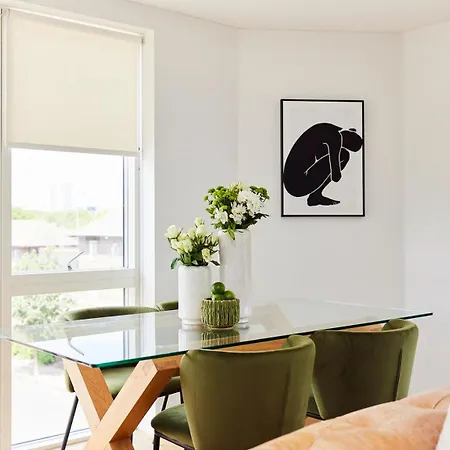The Copenhagen Place - Enchanting 2Bdr Flat With Balcony London Exterior photo